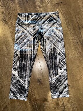 LULULEMON LOW RISE CROPPED LEGGINGS SIZE 8